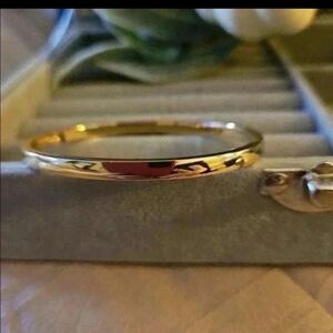 Elegant gold stainless steel, smooth bracelet, rust, and waterproof no tarnish.
